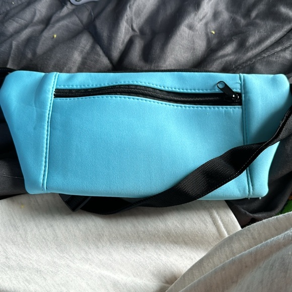 fanny pack with a secure phone holder - Picture 3 of 6